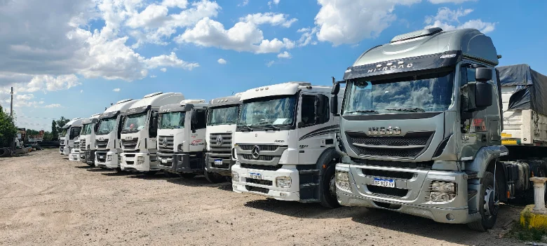 Fila de camiones de la flota HOLAMUNDO estacionados